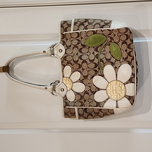 Coach Handbags - Vintage RARE Coach Bleeker Daisy Tote